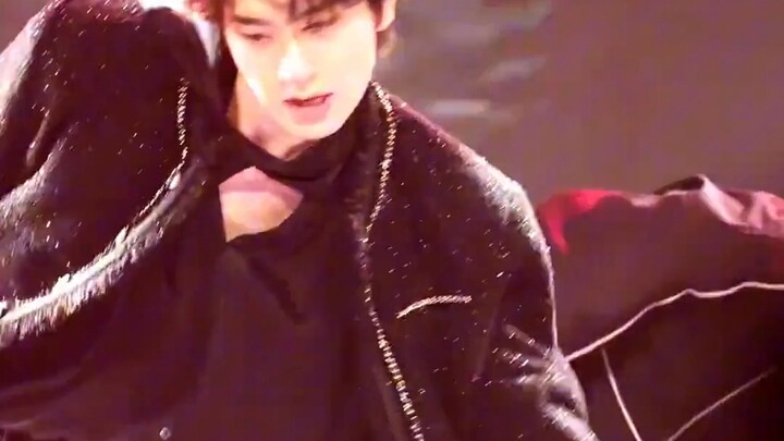 Para penggemar Lin Yi memang makanannya enak banget ya! #LinYi #TXT #TWS #ENHYPEN