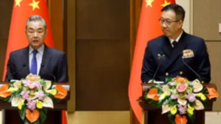 Một học giả có thể dùng ngòi bút của mình để mang lại hòa bình cho thế giới, và một chiến binh có th