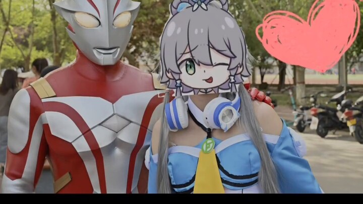 Memeluk seorang gadis di acara komik (tapi Ultraman)