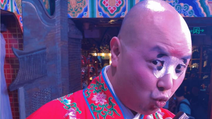 شخصية مسرحية مختلفة