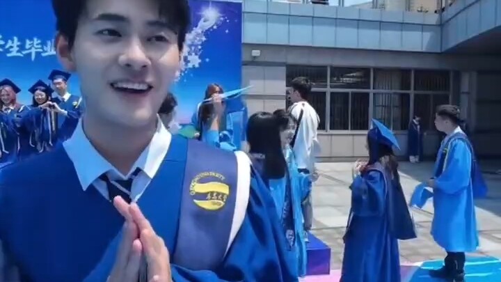 ชิงร้องเพลง “มีอะไรจะทำไม” ในพิธีจบการศึกษา เสียงร้องของรุ่นพี่เหมือนต้นฉบับมาก ฟังแล้วดีเหลือเกิน