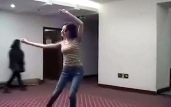 فيديو رقص دي لي ره با من مقابلاتها المبكرة! رائع إلى أبعد الحدود!