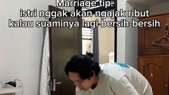 kalau mau rumah tangga aman, pastikan kamu selalu kelihatan lagi bersih-bersih.