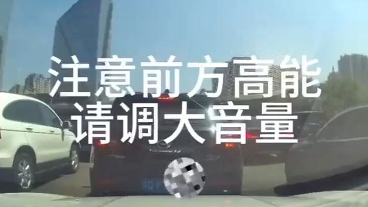 Seorang perempuan penggemar Jay Chou, saat menunggu lampu merah jadi tak sabar sampai bernyanyi lagu