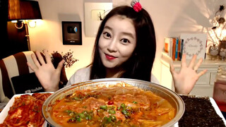 Dorothy Makan Budae jjigae dengan Sohun Korea dan Cabai Cheongyang