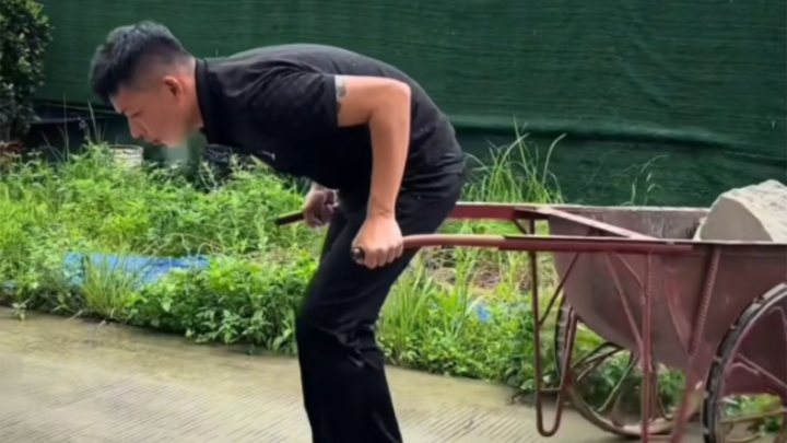 Saat ini, punggung yang tertekuk selama sepuluh tahun akhirnya tegak kembali.