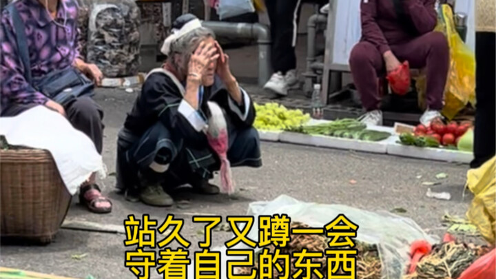 老人一早过来摆摊，却被赶来赶去，卖到中午一块钱也没出去，只能便宜卖给商贩了。