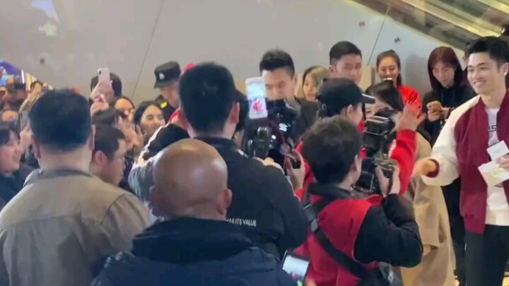 [Dilraba Dilmurat] A male fan of Dilraba Dilmurat who attended the event shouted "No handshakes allo