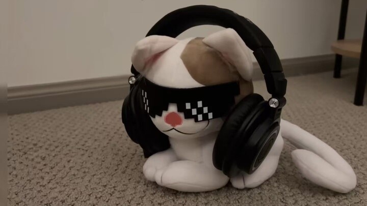 Beluga menerima headphone baru dari Snowie...