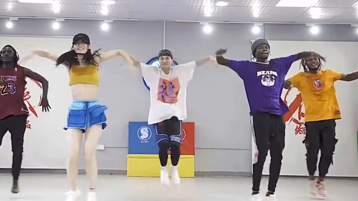 رقصة حرق الدهون لتمارين اللياقة البدنية "فتى المنزل المشمس"