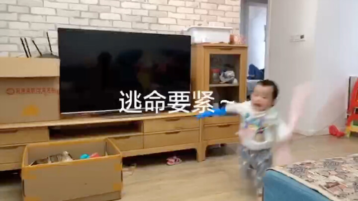 走路都没玩稳还要逃命的样子好可爱！完美诠释啥叫落荒而逃丢盔卸甲