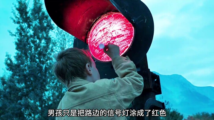 Bocah laki-laki mengecat lampu jalan menjadi merah, ternyata berhasil menghentikan sebuah kereta yan