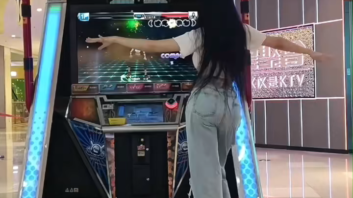 Sudah lama banget gak main dance pad (●'◡'●) Belakangan ini cuacanya kebangetan dingin, jadi nggak b