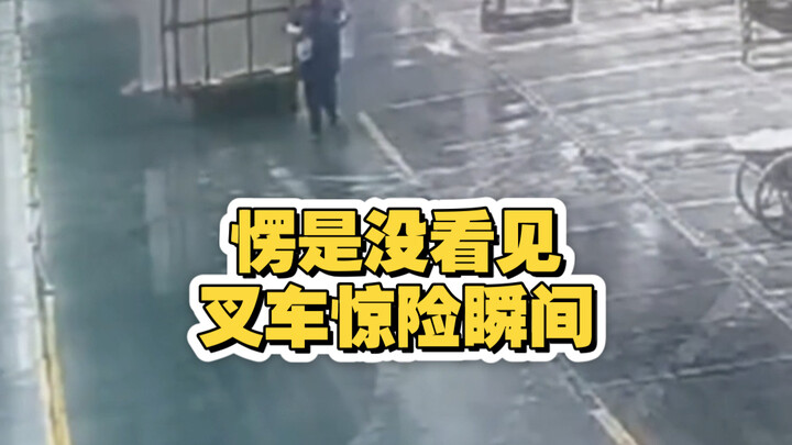 Chẳng hề để ý, khoảnh khắc thót tim của xe nâng