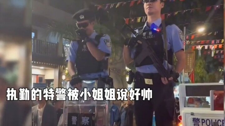 คุณลุงตำรวจก็มีมุมน่ารักเหมือนกัน แบบนี้ใครเห็นก็ต้องหลงใหลแน่นอน!