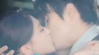 Gadis yang dibius lari tapi menabrak bos mafia, dia memeluknya erat