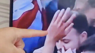 天空体育直播球迷庆祝活动中，拍到有两名英格兰球迷疑似在吸X。