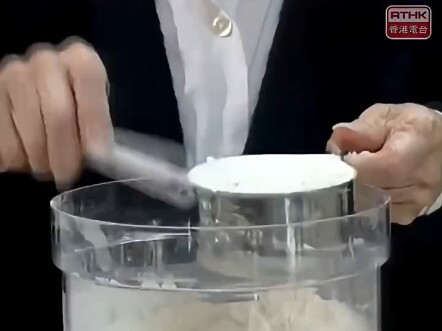 وقت دافئ في عام 1998: يانغ تشن نينغ وزوجته دو تشيلي يخبزان الخبز معًا