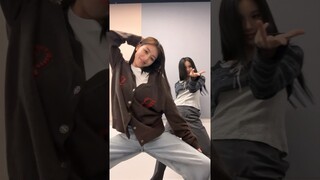 Our new concert intro for Vegas😉 #트와이스 #TWICE #지효 #JIHYO #채영 #CHAEYOUNG