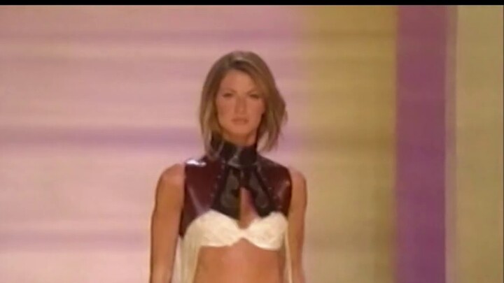 【جي شين ضد لاو مي شيانيه】 أقوى عارضات الأزياء على المنصة في مواجهة قوية للغاية!!!