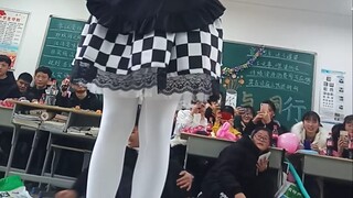 室友女装，当着全班的面跳极乐净土！！！