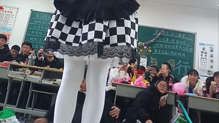 室友女装，当着全班的面跳极乐净土！！！