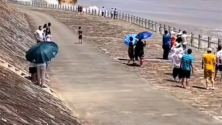 Nyonya Muda Datang, Minggir Semua!