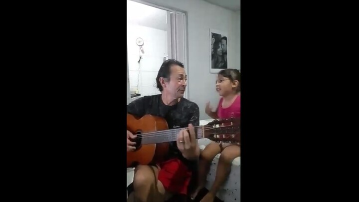 Eu e minha filhinha ensaiando.