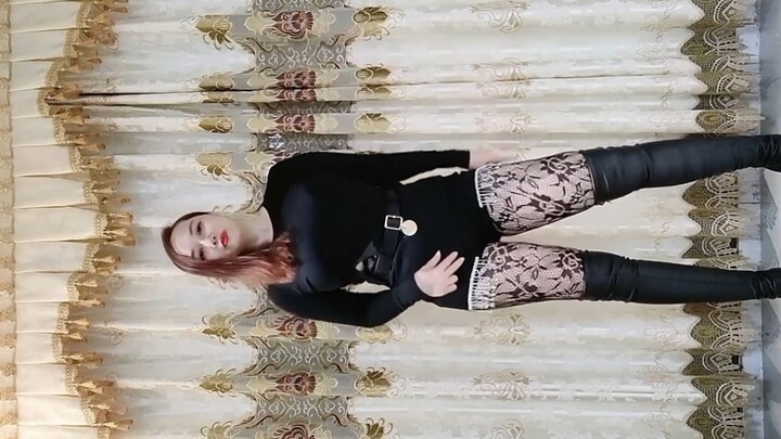 The weather is so nice, auntie dances at home, with a voluptuous outfit