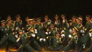 《 军 人 一 字 马》