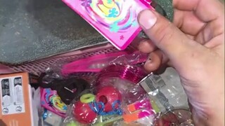工人往零食袋里面装小礼品，童年记忆复活了...
