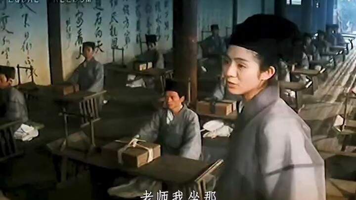 في المدرسة، يصرخ المعلمون كل يوم بـ “المساواة بين الجميع”، بينما يقيّد الآباء باستمرار “الحرية” التي