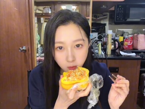 Guan Xiaotong | Sudah kehabisan akal untuk diet, cuma makan paprika hijau saja