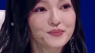 Tiga tahun setelah debut, ini adalah pertama kalinya dia bernyanyi di variety show. . .