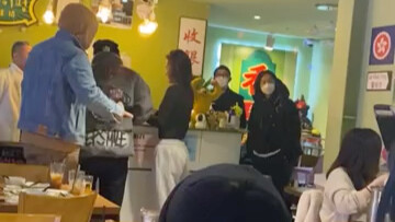 Chị gái đang ăn quán vỉa hè Hồng Kông ở Hàn Quốc thì tình cờ gặp Vương Gia Nhĩ