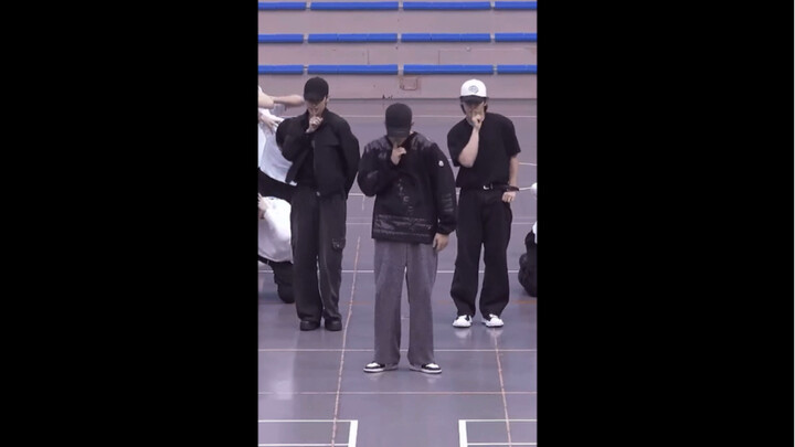 Hãy xem những chuyển động chân tuyệt đẹp của anh chàng cao 1,8 mét này!