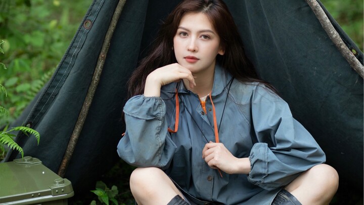 Rustic camping! Grandma’s raincoat and Dad’s sunshade suddenly look so stylish!
