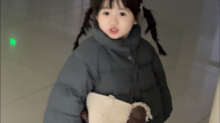 未来的某一天 我一定会怀念 曾经这个在我怀里小小的软软的她 对我说“妈妈 抱抱抱抱 我走不动了”