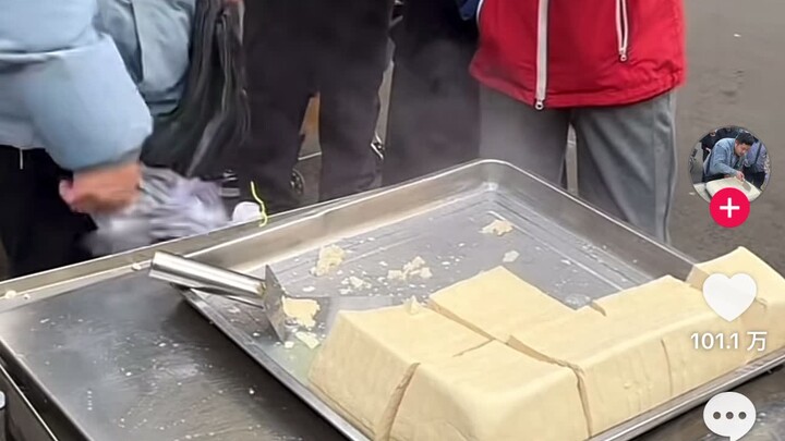On TikTok, this guy’s videos of slicing tofu almost always rack up millions of likes—foreigners sure