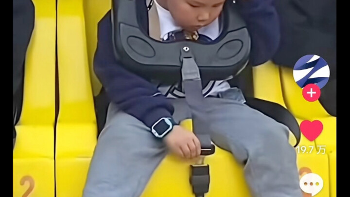 【TikTok】Ông Tây xem trẻ em Trung Quốc chơi trò nguy hiểm mà suýt nữa không cài nổi cúc quần!!!