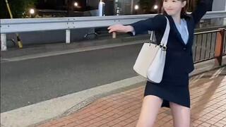 三上悠亚上班路上被按遥控器，吓坏路人！