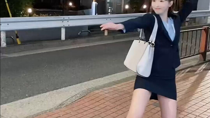 三上悠亚上班路上被按遥控器，吓坏路人！