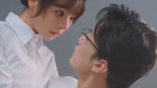 Setelah aku hamil, CEO yang tadinya berdarah dingin itu berubah lembut,memanjakanku