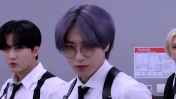 【Han Jisung】Warna ungu iris yang terendam dalam tinta & pria berjas ala asketis | 230608 Ruang Latih