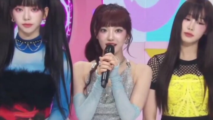 Ning Yizhuo mang tiểu phẩm của mình đến Inkigayo rồi, hôm nay phỏng vấn cô ấy ở vị trí center nữa ch