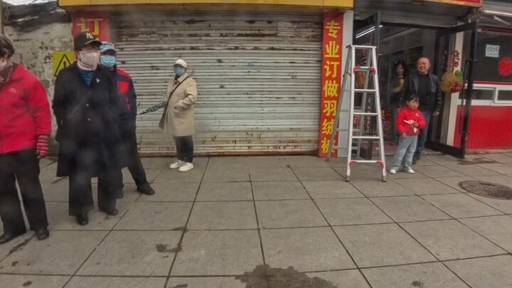 Em gái ngơ ngác, dì lớn cũng ngơ ngác, cả tôi cũng ngơ ngác luôn...