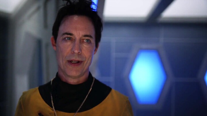 Reverse Flash * is back and defeats several super-powered people. Even the Flash can’t do anythi