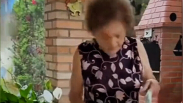 Nenek: Kamu pikir aku nggak mau keluar uang, ya?