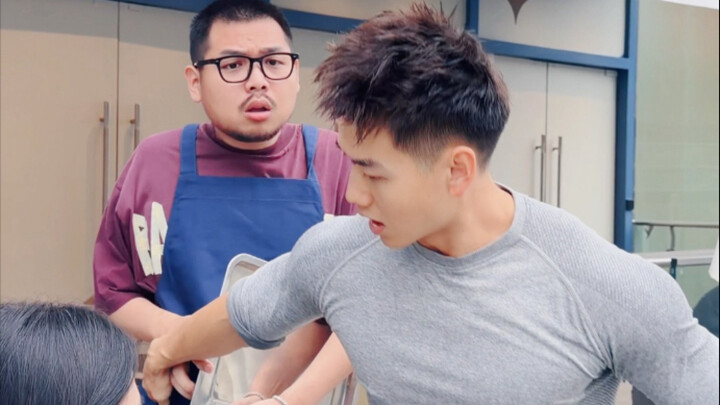 Aku cuma adik kecil penjual teh susu kok!