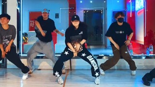 Vũ đạo Vương Thiên | aespa—Strange Fire | Đưa nhóm nhạc nam đi bắt xe buýt